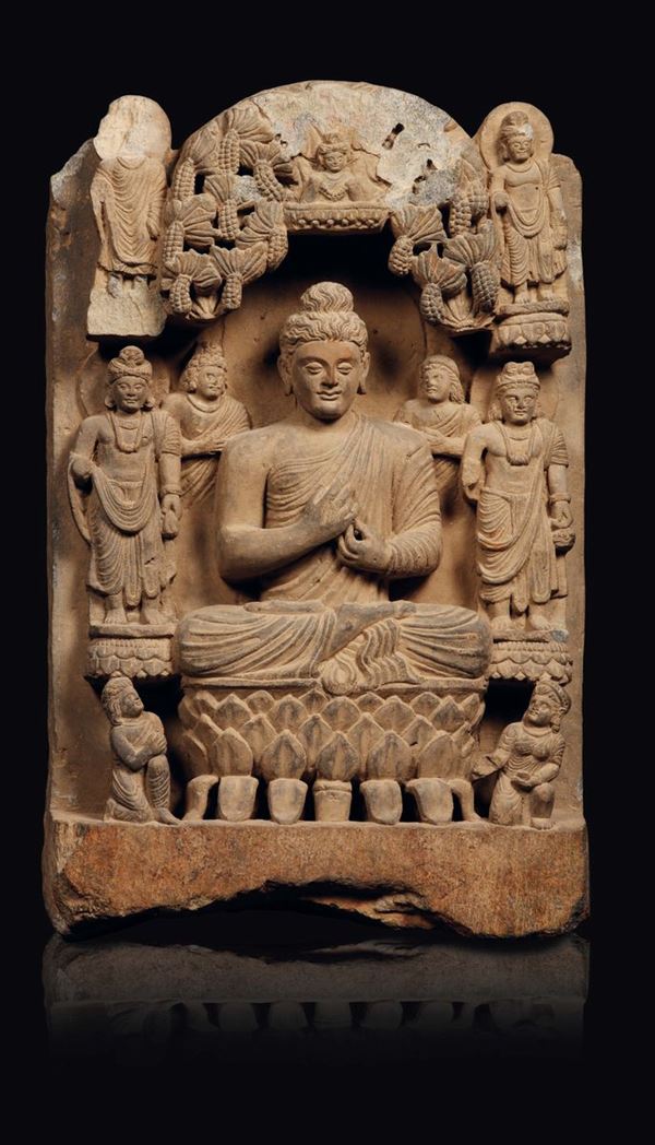 Fregio in pietra con grande figura di Buddha centrale, seduto su fiore di loto e pannocchie a rilievo, Gandhara, II/III secolo