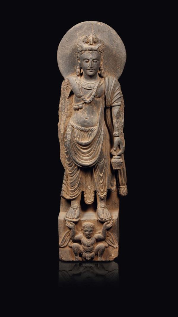 Figura di Buddha eretto in pietra con aura e lanterna in mano, Gandhara, II/III secolo