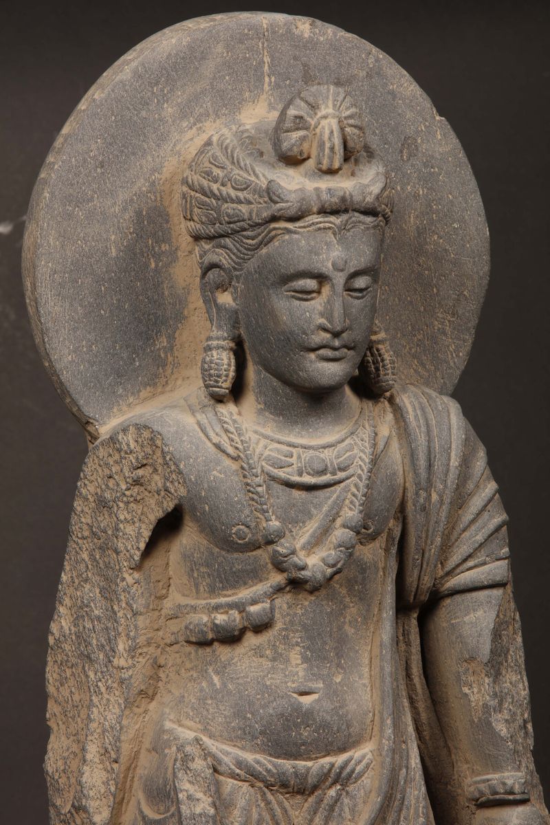 Figura di Buddha Eretto in Pietra con Aura e Lanterna in Mano, Gandhara, II/III Secolo