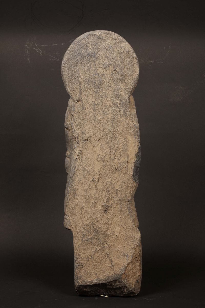 Figura di Buddha Eretto in Pietra con Aura e Lanterna in Mano, Gandhara, II/III Secolo