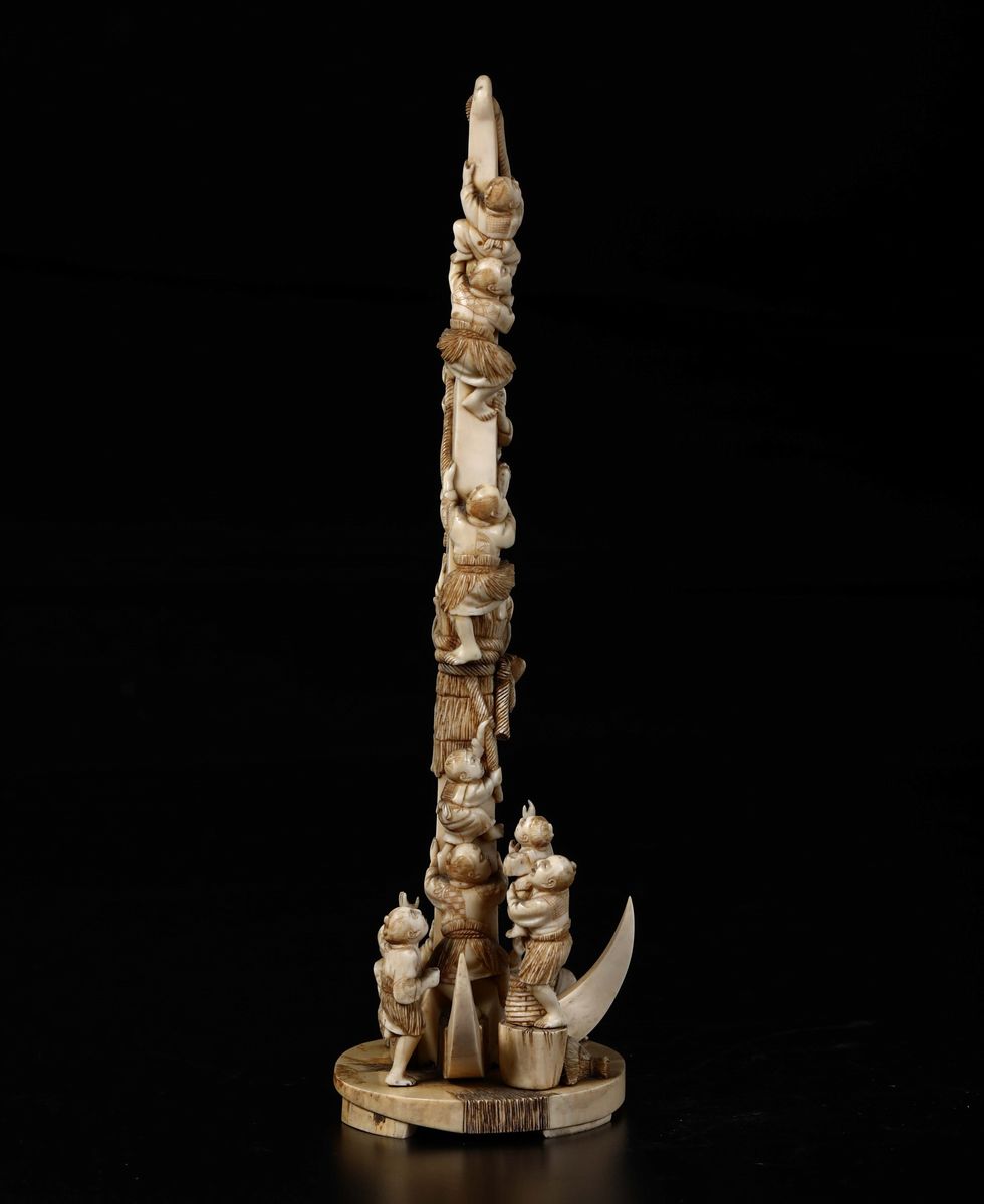 Gruppo Scolpito Raffigurante Personaggi che Si Arrampicano Sull'albero della Cuccagna, Cina, Iniz...