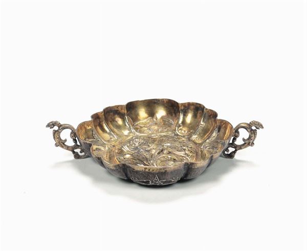 A drinking cup in molten, embossed, chiselled and gilt silver, Ausburg (?), 17-18th century