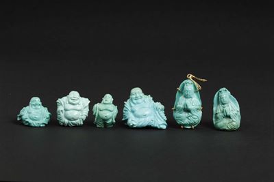 Lotto di Sei Piccoli Turchesi Raffiguranti Budai e Divinità, uno con Fermezza a Ciondolo in Oro, ...