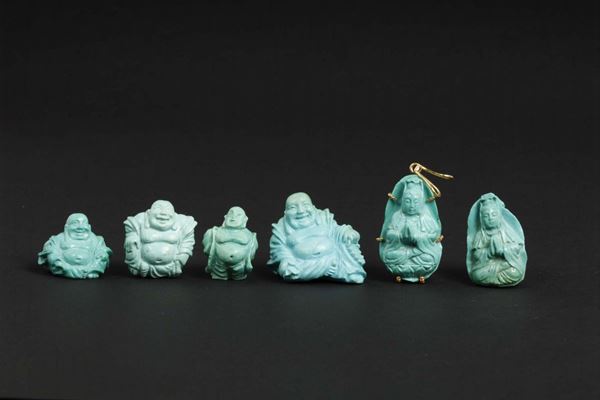 Lotto di sei piccoli turchesi raffiguranti Budai e divinità, uno con fermezza a ciondolo in oro, Cina, XX secolo