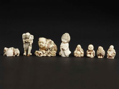 Lotto di Otto Netsuke in Avorio Raffiguranti Personaggi e Gruppo di Tre Conigli, Giappone, Inizio...