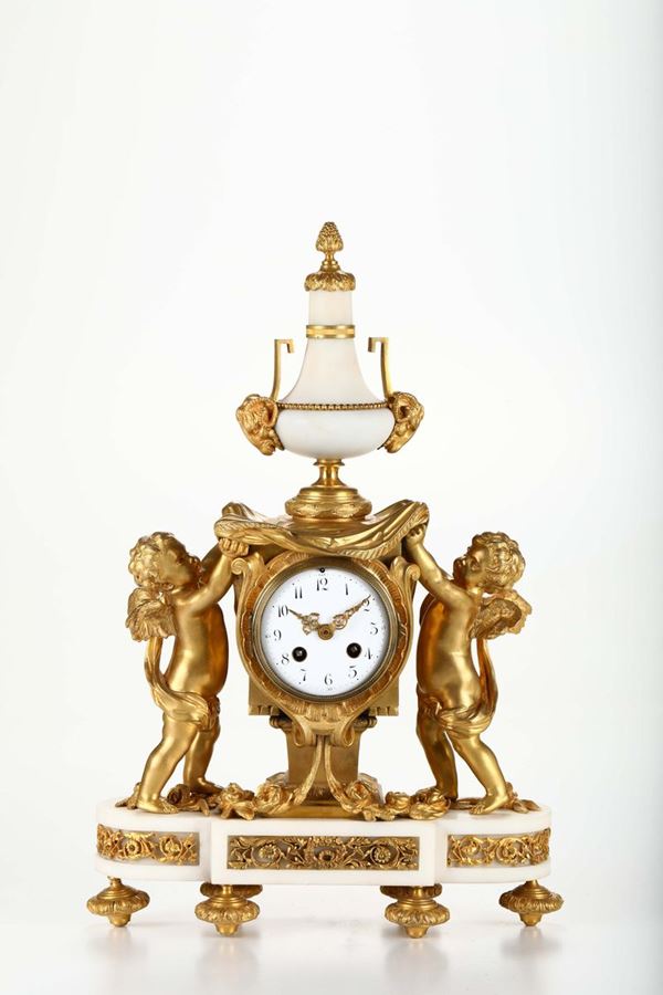 Orologio da tavolo in marmo bianco e bronzo dorato, Francia XIX secolo