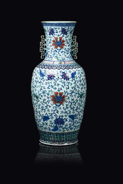 Vaso in Porcellana Ducai con Decoro a Catenella Floreale, Cina, Dinastia Qing, Fine XIX Secolo