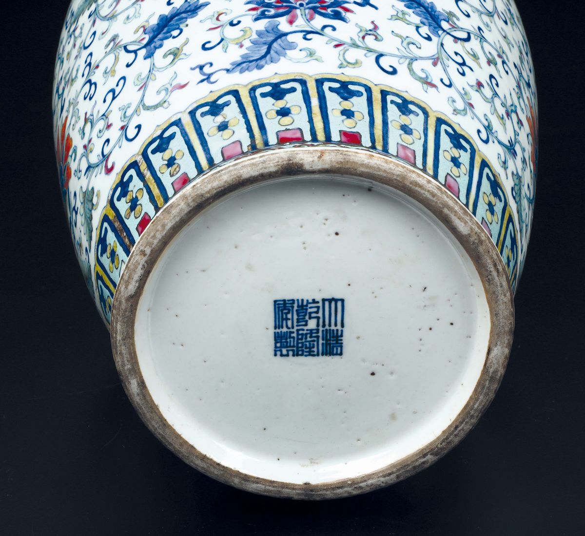 Vaso in Porcellana Ducai con Decoro a Catenella Floreale, Cina, Dinastia Qing, Fine XIX Secolo