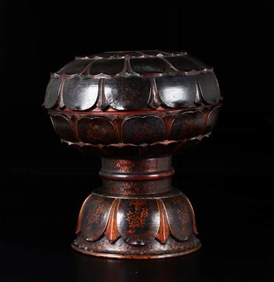 Scatola in Legno Laccato a Forma di Fiore di Loto, Indonesia, XIX Secolo