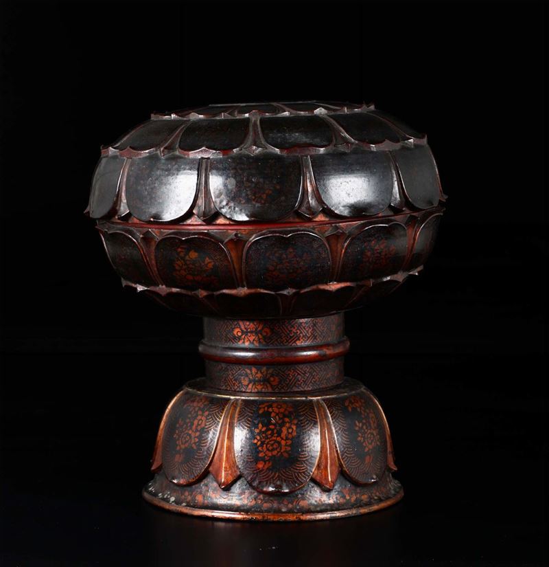 A lacquered wood lotus flower-shaped box, Indonesia, 19th century  - Auction Chinese Works of Art - Cambi Casa d'Aste