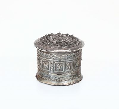 Scatola in Argento Decorata con Riserve Quadrate sulla Fascia, India XIX Secolo