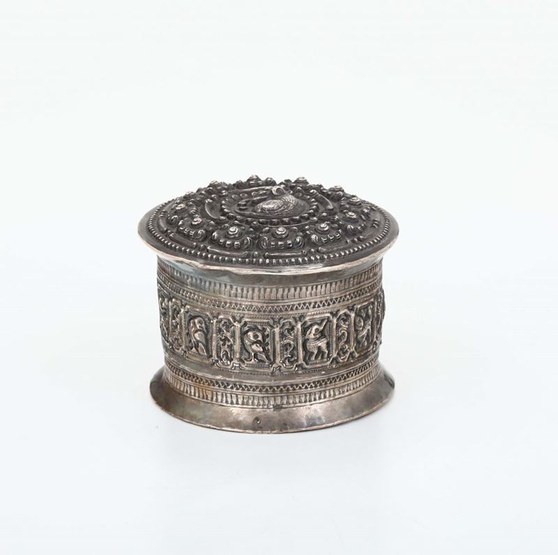 Scatola in argento decorata con riserve rettangolari sulla fascia, India XIX secolo  - Asta Antiquariato - II - Cambi Casa d'Aste
