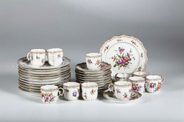Set di dodici tazzine con piattino e piatti da dolce in porcellana, Francia,XIX secolo