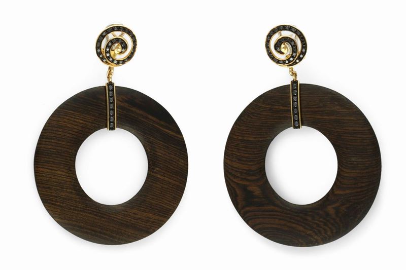 Orecchini pendenti con cerchio in legno  - Auction Vintage, Jewels and Bijoux - Cambi Casa d'Aste