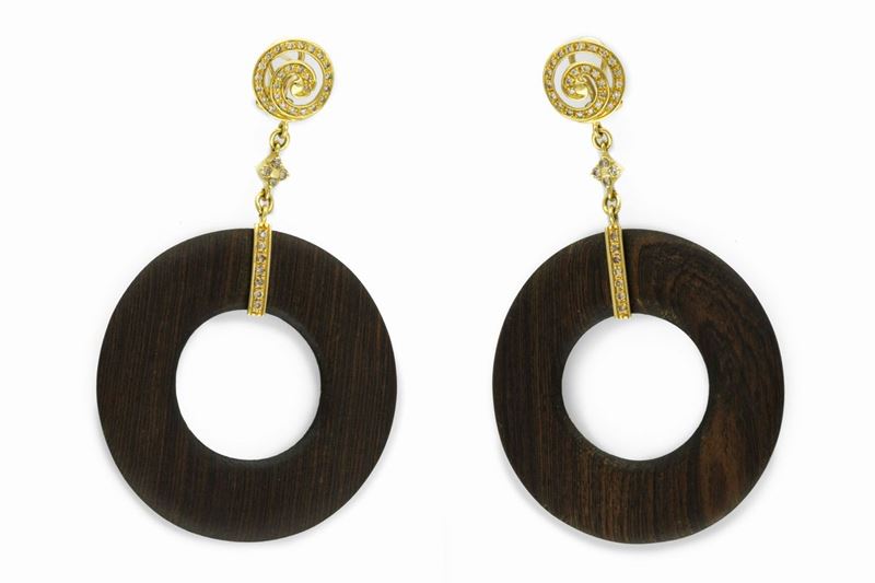 Orecchini pendenti con cerchio in legno  - Auction Vintage, Jewels and Bijoux - Cambi Casa d'Aste
