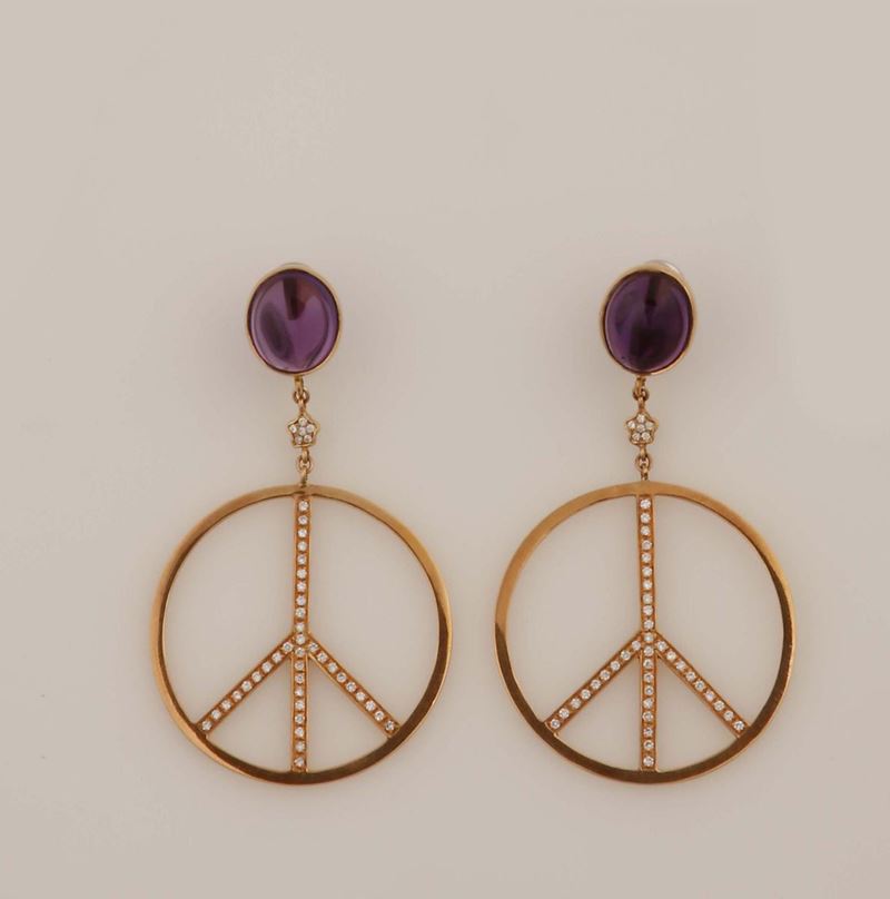 Orecchini pendenti con simbolo della “Pace” diamanti ed ametiste taglio cabochon  - Asta Vintage, Gioielli e Bijoux - Cambi Casa d'Aste