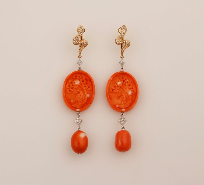 Orecchini pendenti con corallo inciso e diamanti  - Auction Vintage, Jewels and Bijoux - Cambi Casa d'Aste