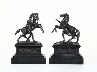 Coppia di Sculture Raffiguranti Domatrici di Cavalli in Bronzo a Patina Scura, Italia del Nord Me...