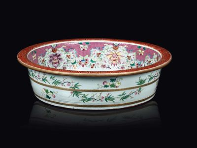 Bacile in Porcellana Famiglia Rosa con Decoro di Fenici e Fiori, Cina, Dinastia Qing, Epoca Qianl...
