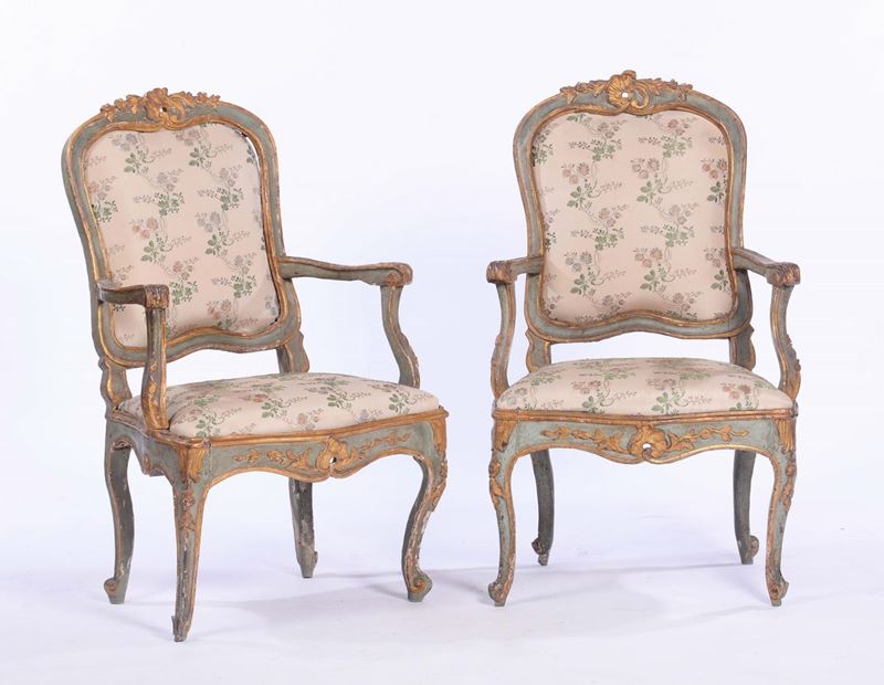 Coppia di poltrone Luigi XV in legno intagliato, laccato e dorato, fine XVIII secolo  - Asta Antiquariato - II - Cambi Casa d'Aste