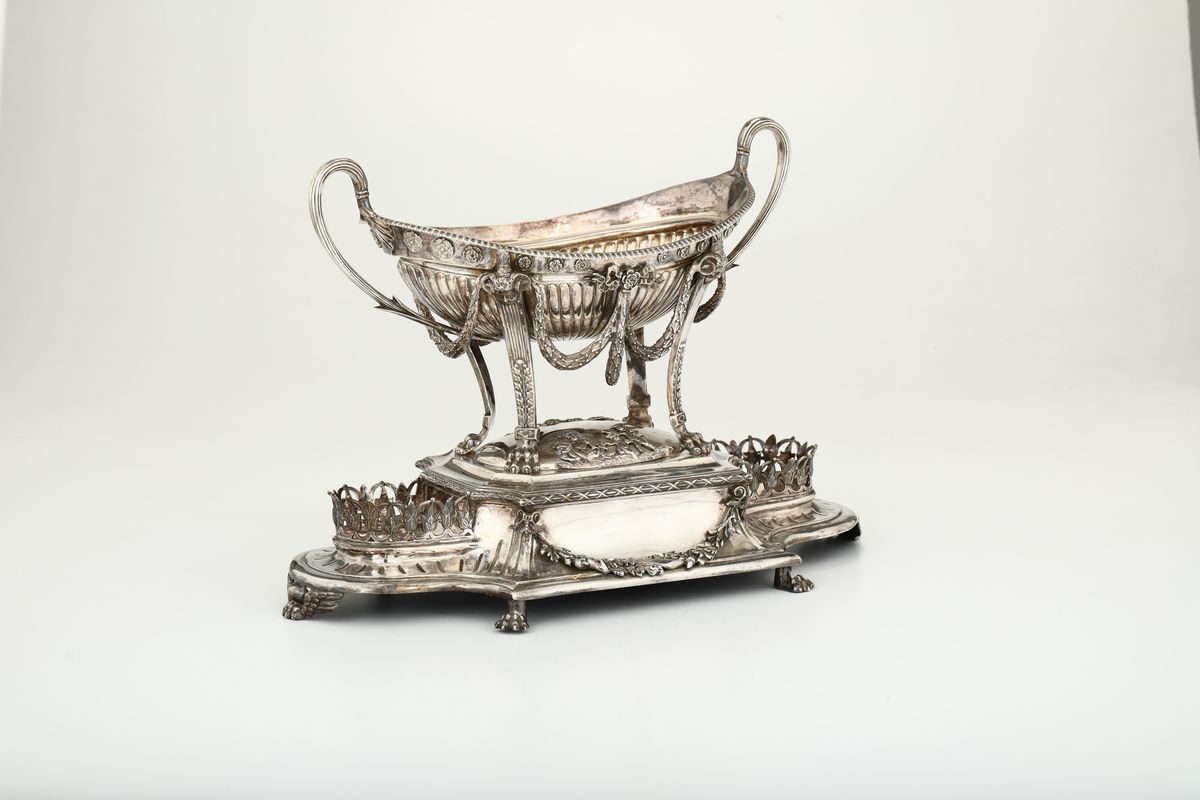 Centrotavola Argento Sterling Fuso, Sbalzato e Cesellato, Londra 1885, Argentiere S.s
