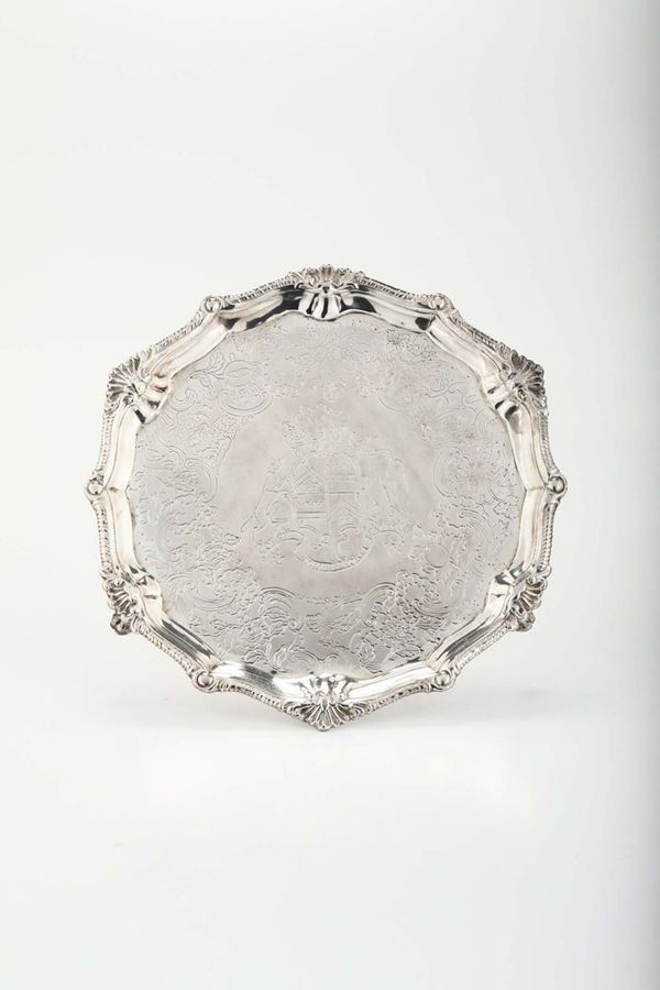 Salver circolare in argento con decoro sul bordo, Inghilterra XIX secolo
