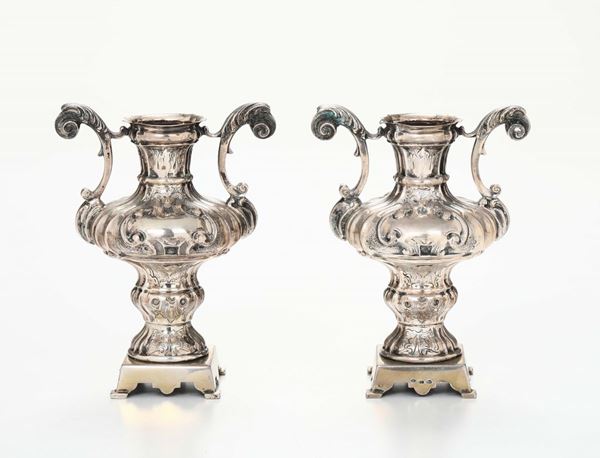 Coppia di vasetti in argento fuso, sbalzato e cesellato, Italia probabile XVIII secolo. Base in argento dorato con punzoni del Fascio