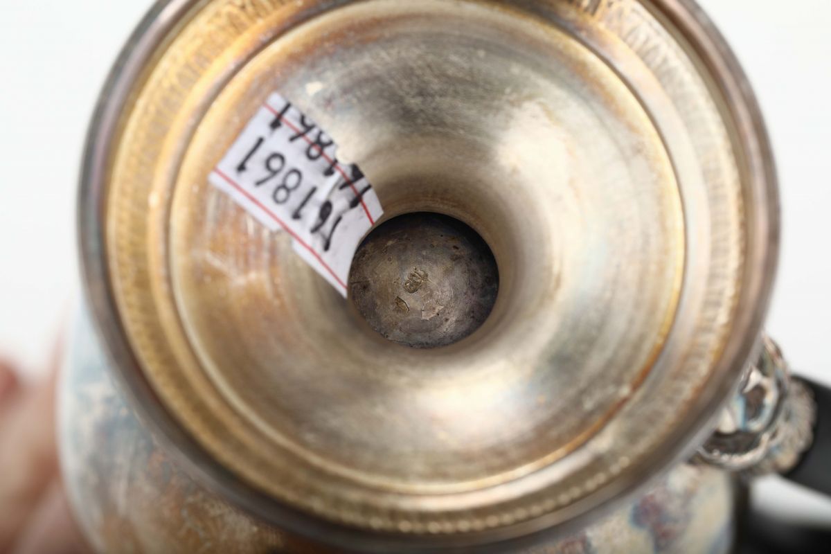 Coppia di Vasetti in Argento Fuso, Sbalzato e Cesellato, Italia Probabile XVIII Secolo. Base in A...