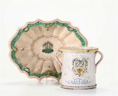 Lotto di Due Oggetti in Maiolica Diversi