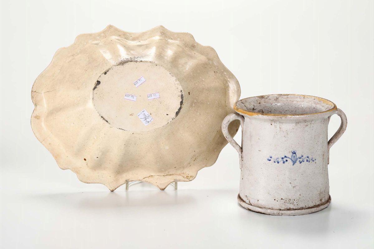 Lotto di Due Oggetti in Maiolica Diversi