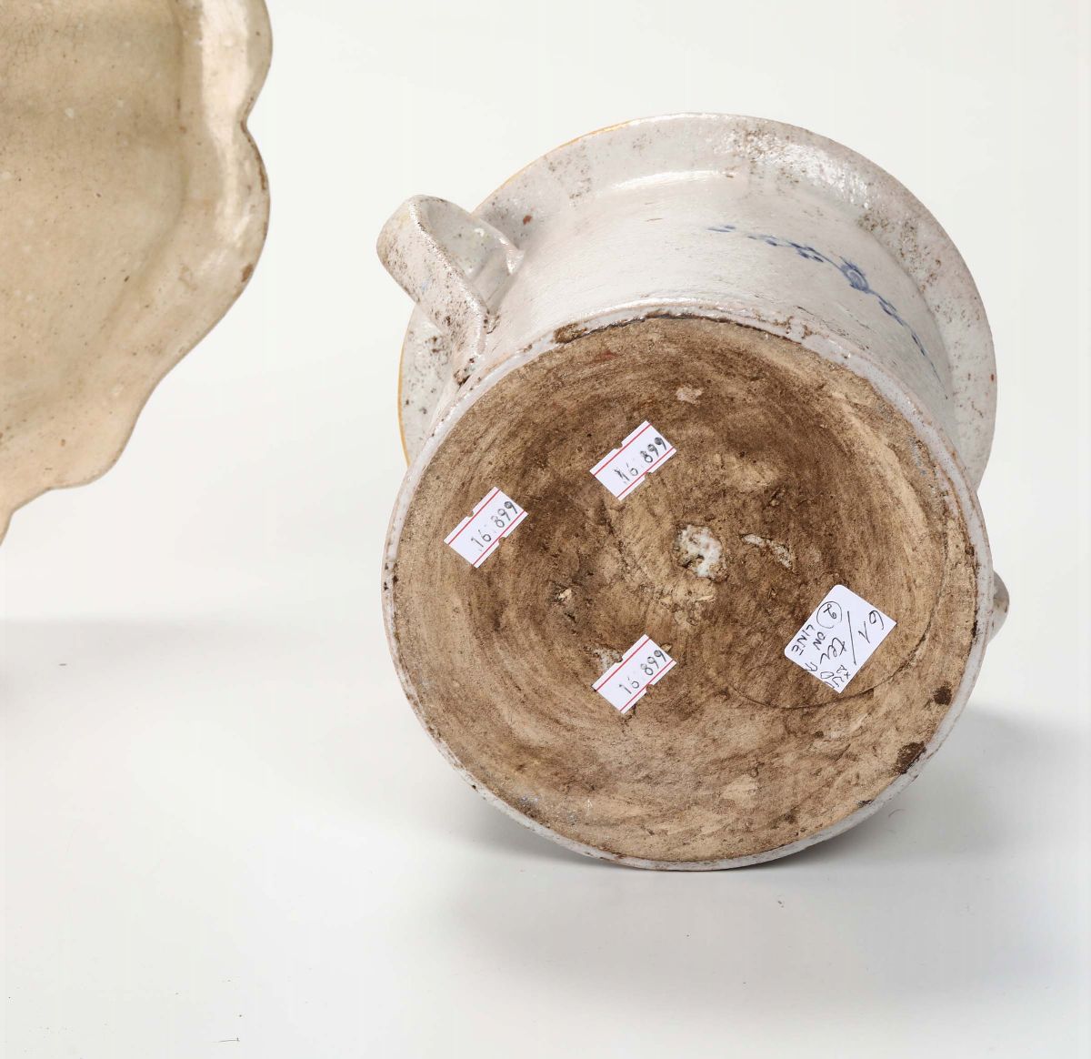 Lotto di Due Oggetti in Maiolica Diversi
