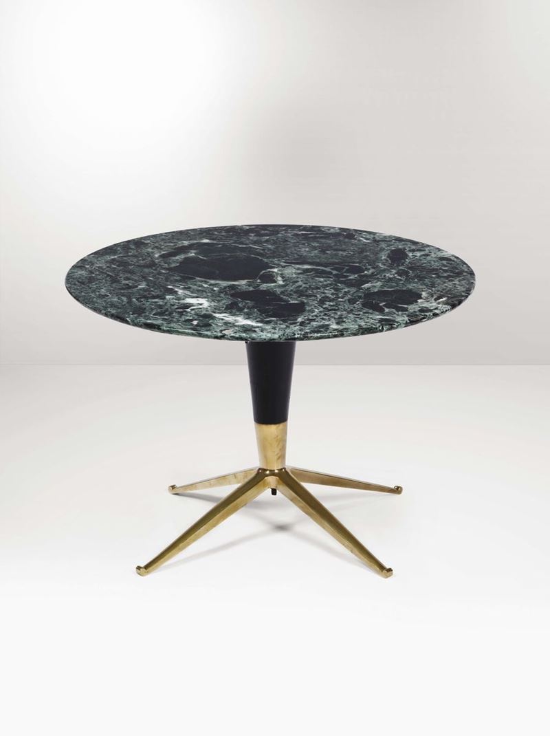 Tavolo basso con struttua in legno, supporti in ottone e piano in marmo.  - Auction Design - Cambi Casa d'Aste