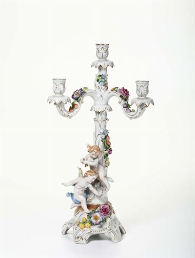 Portacandele a Tre Luci in Porcellana Policroma con Fiori e Putti, Capodimonte XX Secolo