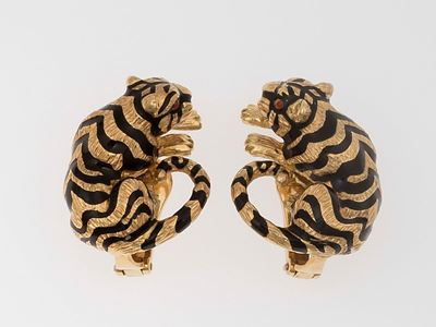 David Webb. Orecchini Tigre con Smalto