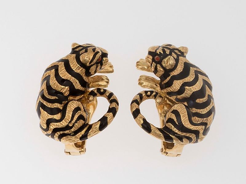 Pair of enamel and gold earrings. David Webb  - Auction Fine Jewels - II - Cambi Casa d'Aste
