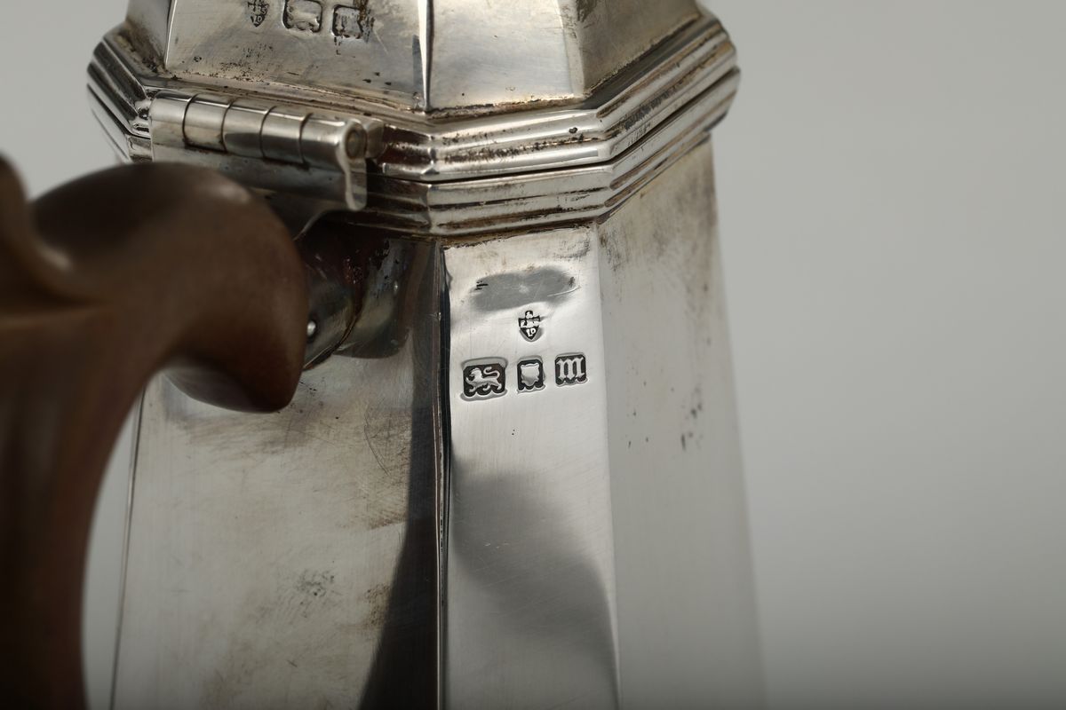 Coppia di Caffettiere in Argento con Corpo Sfaccettato, Inghilterra Fine XIX Secolo