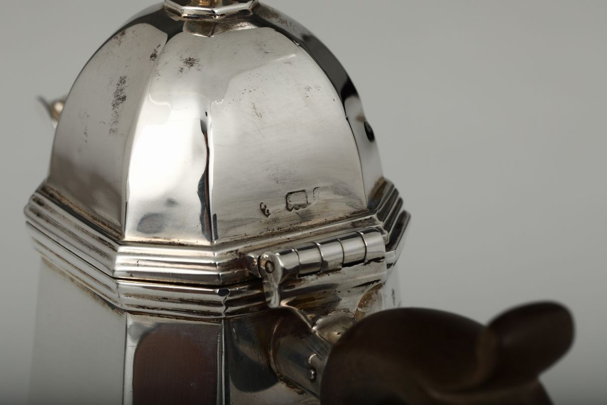 Coppia di Caffettiere in Argento con Corpo Sfaccettato, Inghilterra Fine XIX Secolo