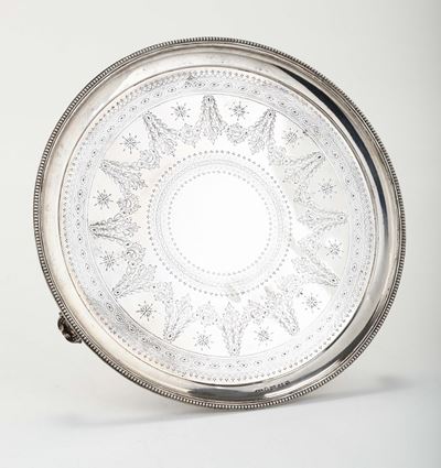 Salver Circolare in Argento Fuso e Cesellato, Inghilterra 1870, Argentiere E.e.