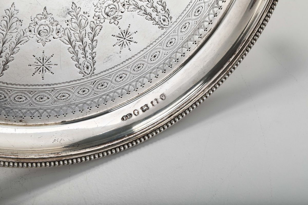 Salver Circolare in Argento Fuso e Cesellato, Inghilterra 1870, Argentiere E.e.