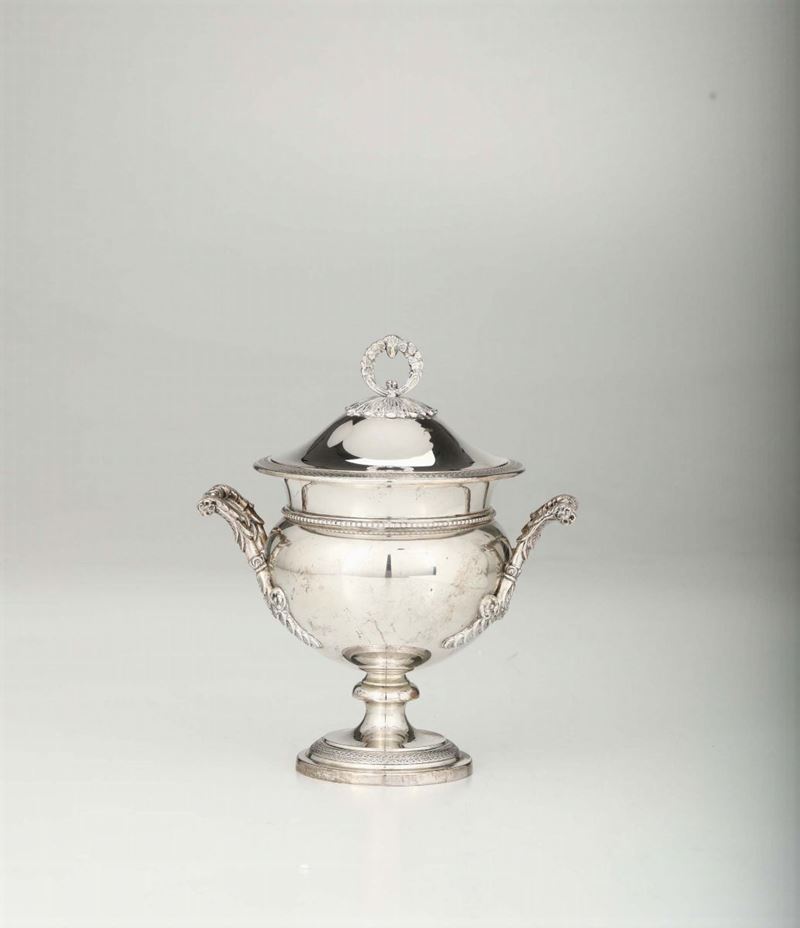 Bicchiere e coppa in argento con coperchio, XX secolo  - Asta Antiquariato - II - Cambi Casa d'Aste