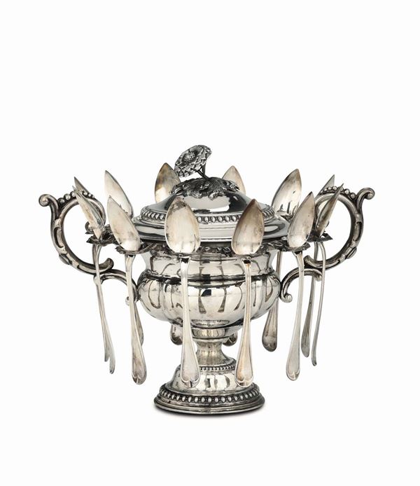 A sugar bowl with teaspoons in embossed, chiselled and molten silver, Italian manufacture, half of the 19th century, mark worn out.