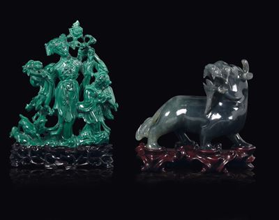 Lotto Composto da una Figura di Guanyin in Malachite ed un Cane di Pho in Giada Grigia, Cina, XX ...