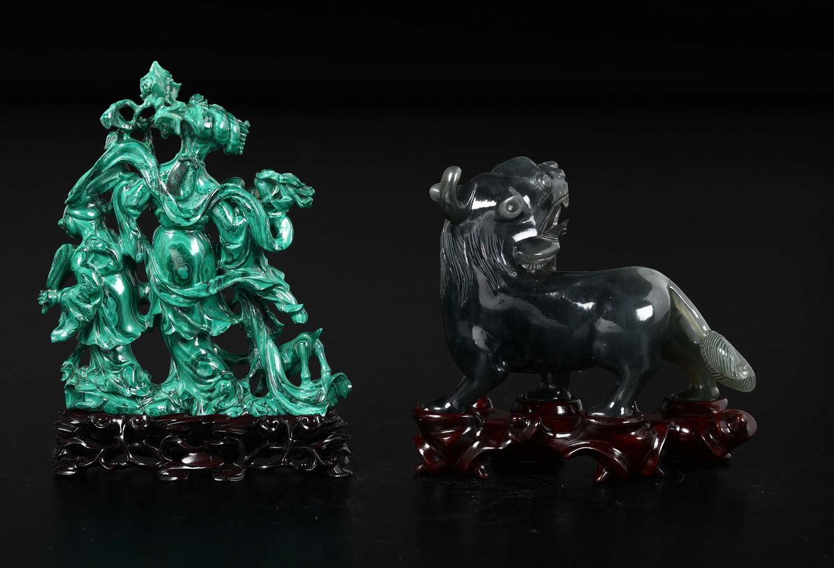 Lotto Composto da una Figura di Guanyin in Malachite ed un Cane di Pho in Giada Grigia, Cina, XX ...