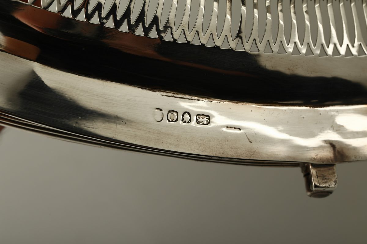 Cestino in Argento Fuso, Sbalzato e Traforato con Manico, Londra 1789, Forma Ogivale con Trafori ...