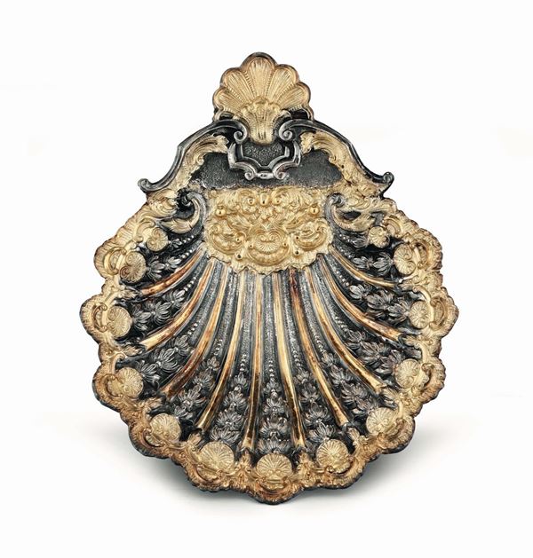 Insieme di una conchiglia in argento ed argento dorato, cesellata a mano, di modello settecentesco, argentiere Stefani, Bologna XX secolo