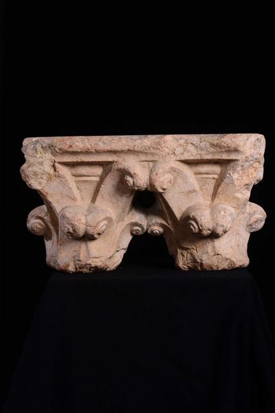 Coppia di Capitelli in Marmo. Arte Gotica del XIV-XV Secolo.