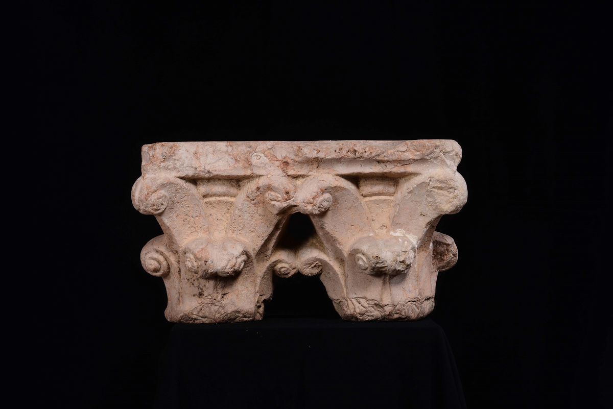 Coppia di Capitelli in Marmo. Arte Gotica del XIV-XV Secolo.
