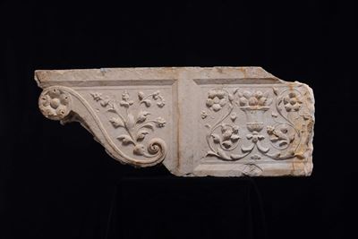 Coppia di Grandi Mensole in Marmo. Scultore Lombardo della Metà del XV Secolo.