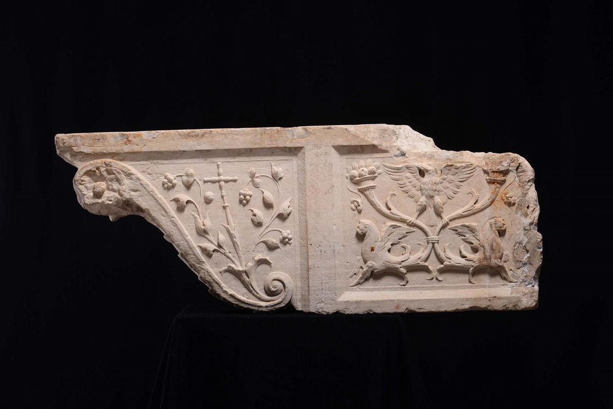 Coppia di Grandi Mensole in Marmo. Scultore Lombardo della Metà del XV Secolo.