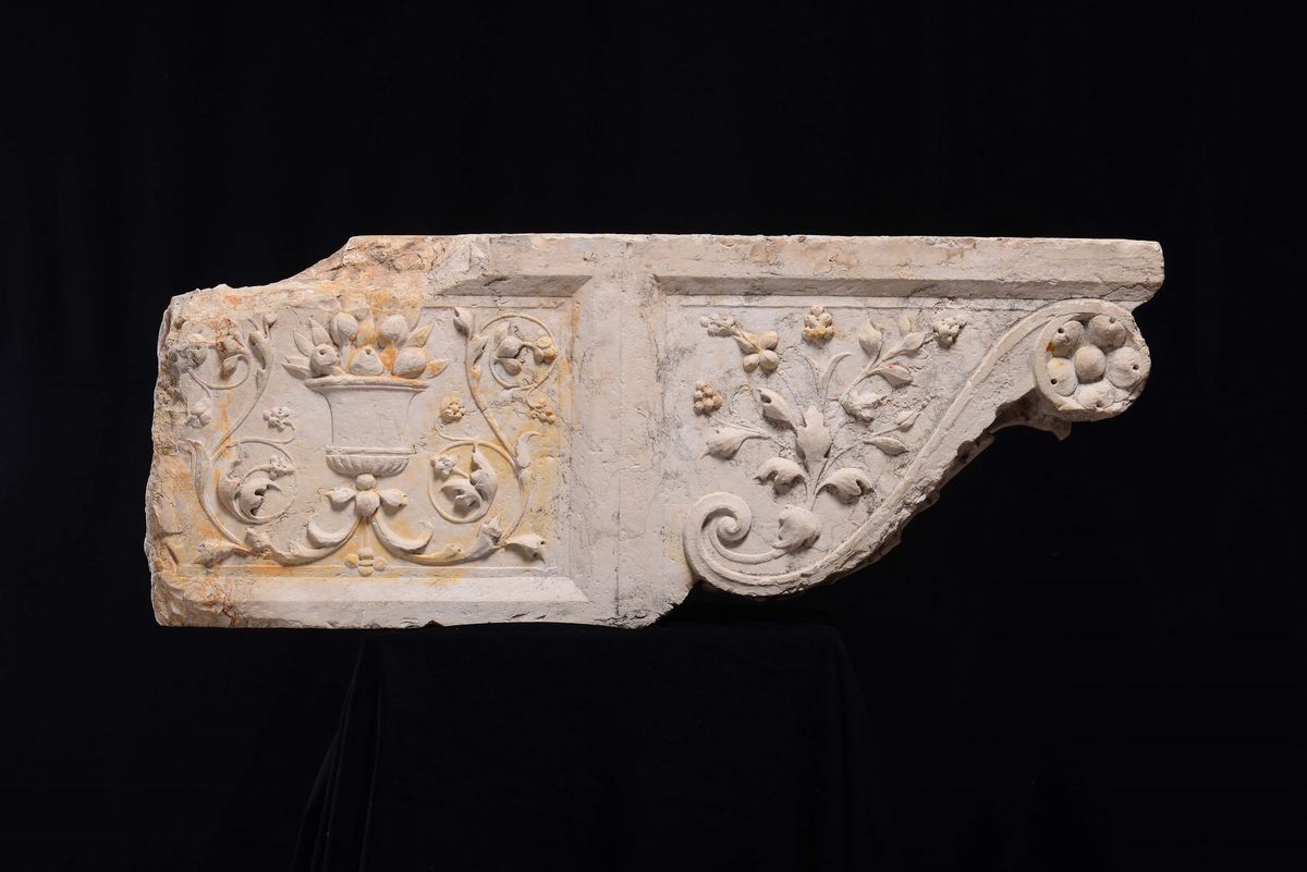 Coppia di Grandi Mensole in Marmo. Scultore Lombardo della Metà del XV Secolo.